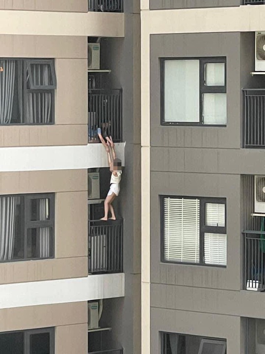  Thót tim hình ảnh cô gái trèo qua lan can, nhảy từ tầng cao chung cư
