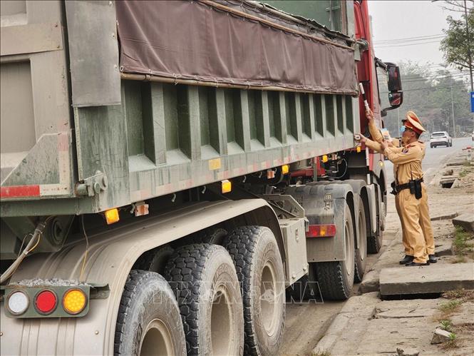  Hà Nội: Tập trung xử lý xe quá khổ, quá tải, chở vật liệu để rơi vãi