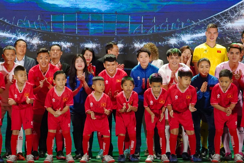  Đội tuyển Việt Nam ‘trình làng’ mẫu áo mới trước thềm VCK Asian Cup 2023