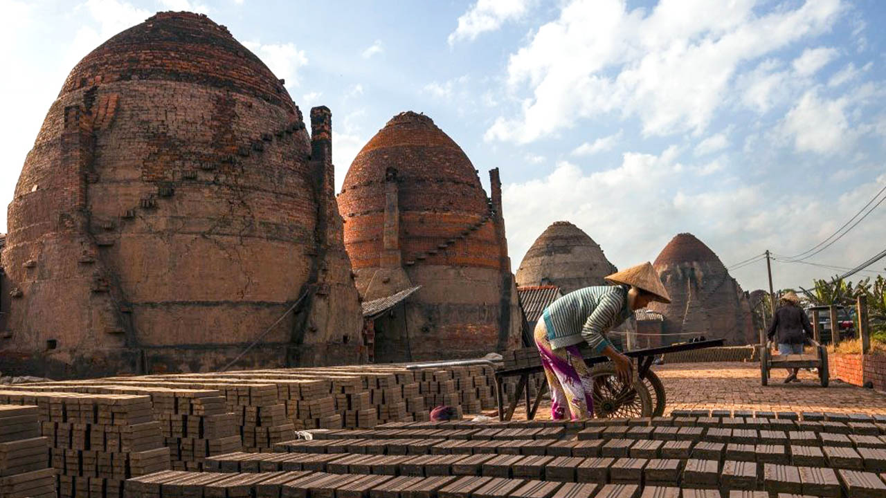  Làng gạch Mang Thít – Hành trình hồi sinh từ di sản gốm đỏ trăm năm