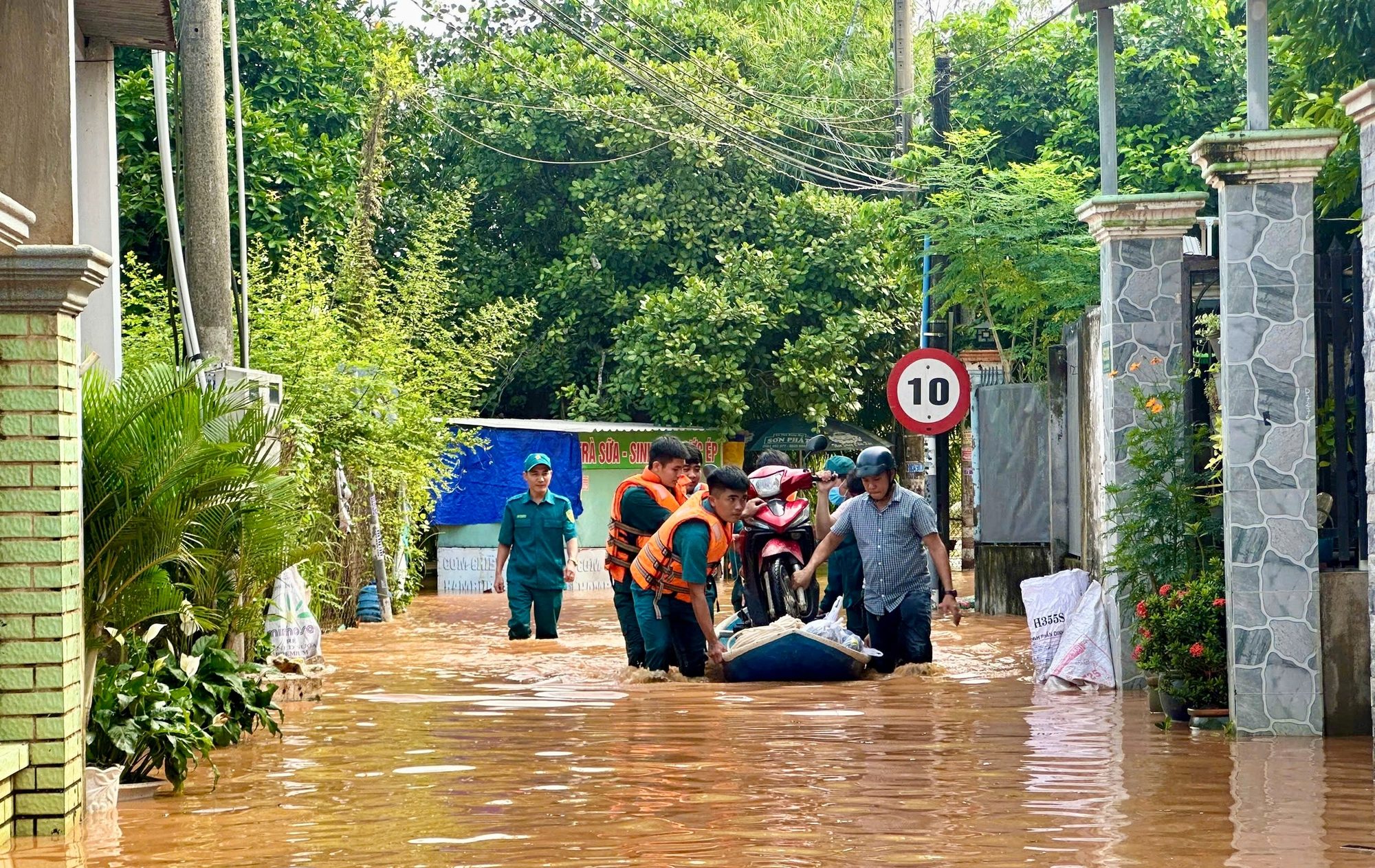  Hơn 3000 học sinh Tp. Biên  “lao đao” vì nước lũ dâng cao