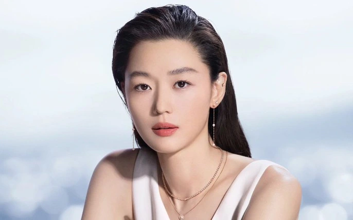  Phong cách tối giản mà vẫn sang trọng cho phụ nữ 40+ từ Jun Ji Hyun