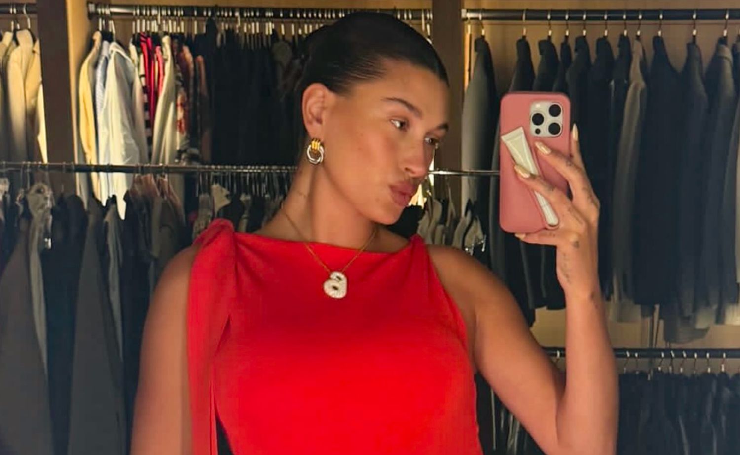  Hailey Bieber – Khi thời trang trở thành ngôn ngữ của tình yêu gia đình