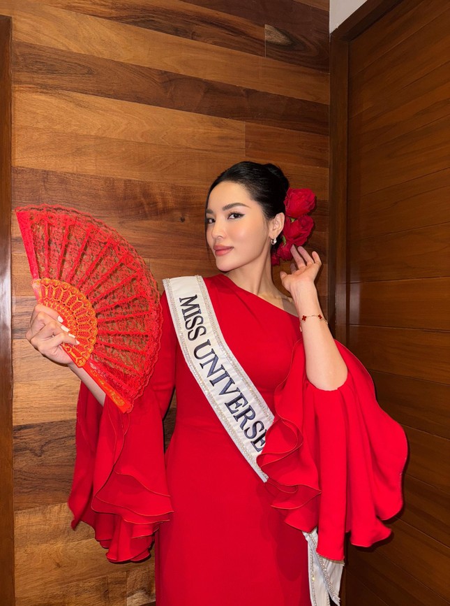  Kỳ Duyên tỏa sáng với áo dài đỏ, liệu có đủ để nổi bật tại Miss Universe 2024?