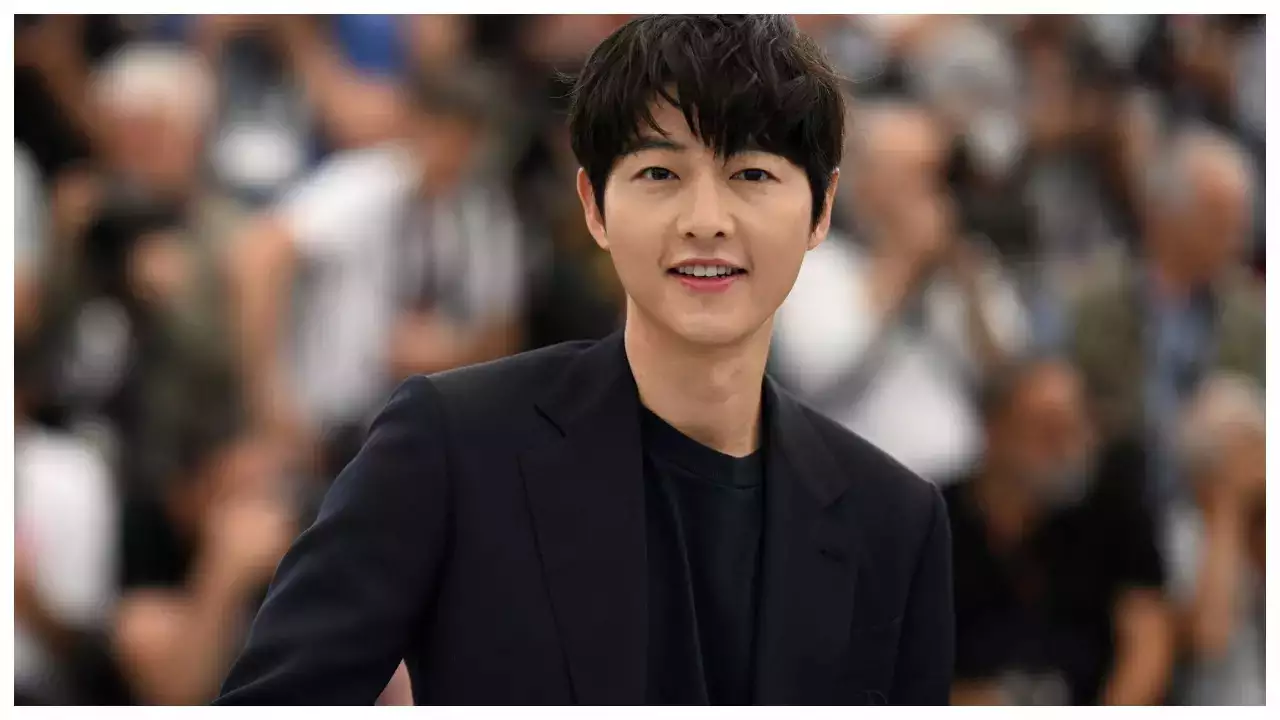  Sóng gió bủa vây Song Joong Ki, ảnh chụp với nghi phạm vụ án Jang Ja Yeon gây phẫn nộ