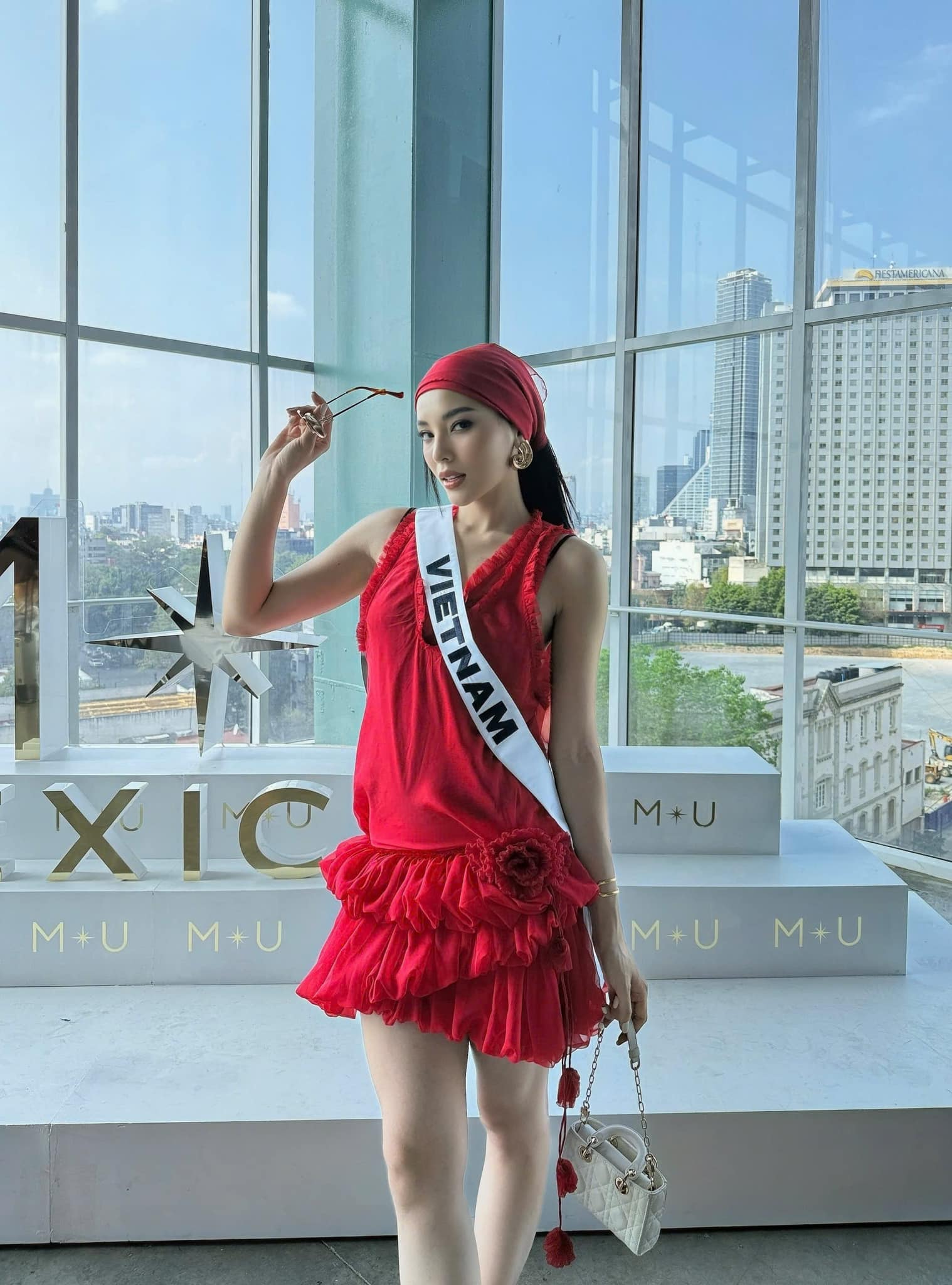  Kỳ Duyên khẳng định gu thời trang đẳng cấp tại Miss Universe