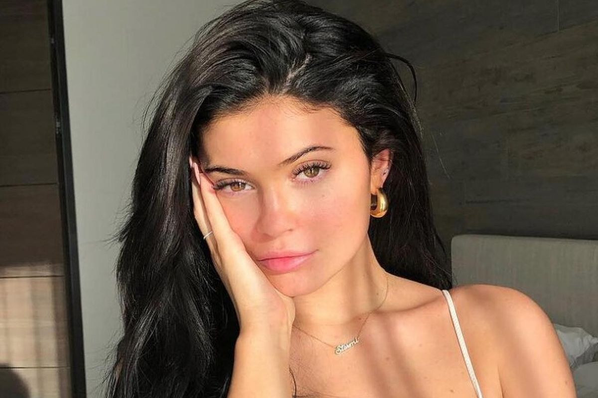  Bí quyết trang điểm môi căng mọng cùng Kylie Jenner