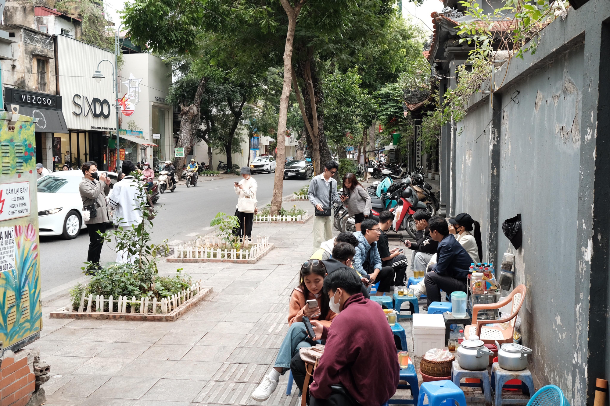  Sơn Tùng tạo nên cơn sốt hàng trà đá bình dị giữa lòng thủ đô