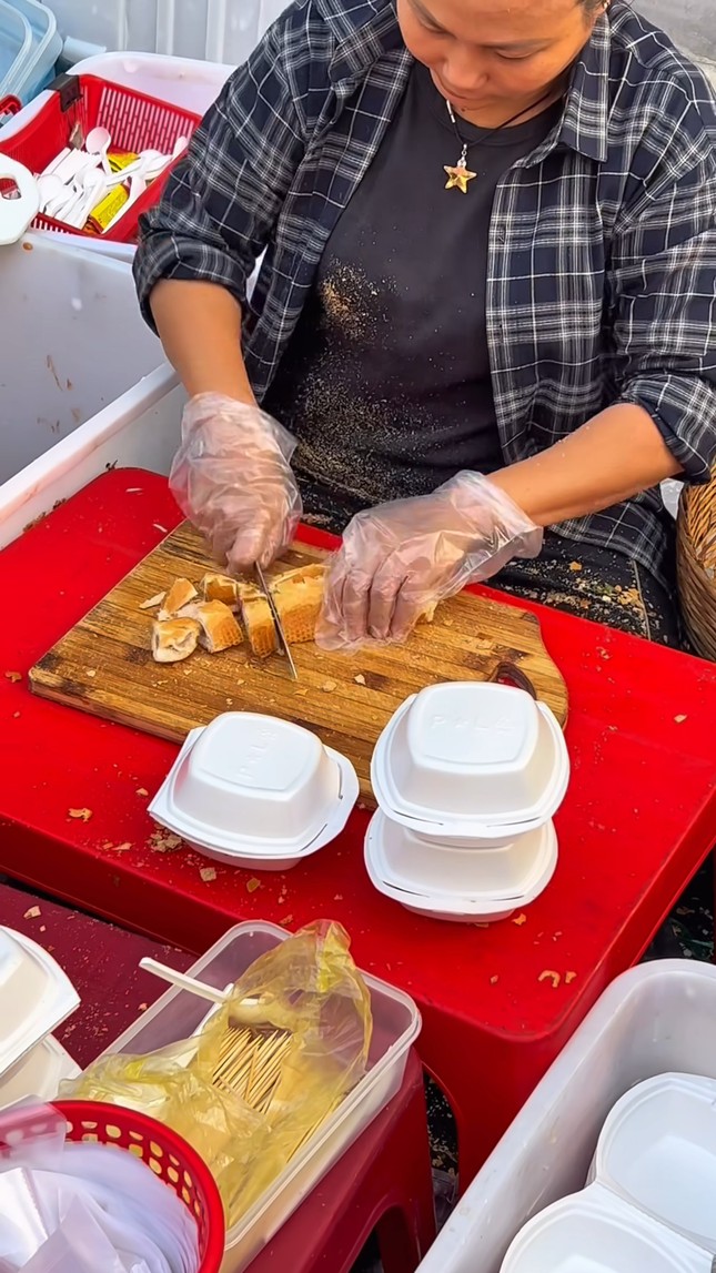  Bánh mì “cắt” ven đường trở thành đặc sản hút khách ở TP HCM