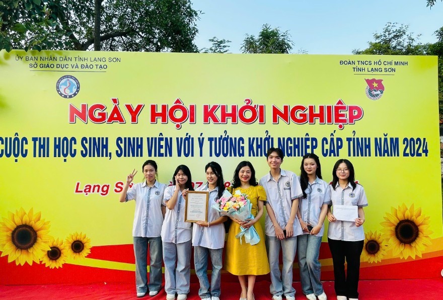 Giáo viên và học sinh tham gia dự án tại Cuộc thi Khởi nghiệp HS-SV Tỉnh Lạng Sơn 2024.