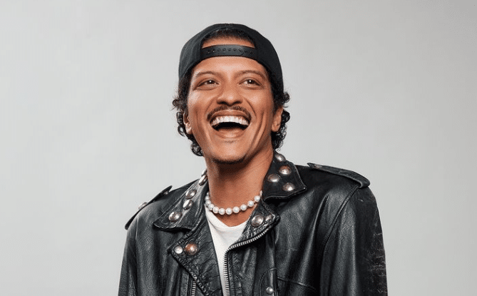  Lý do việc đội mũ của Bruno Mars trở thành phong cách biểu tượng