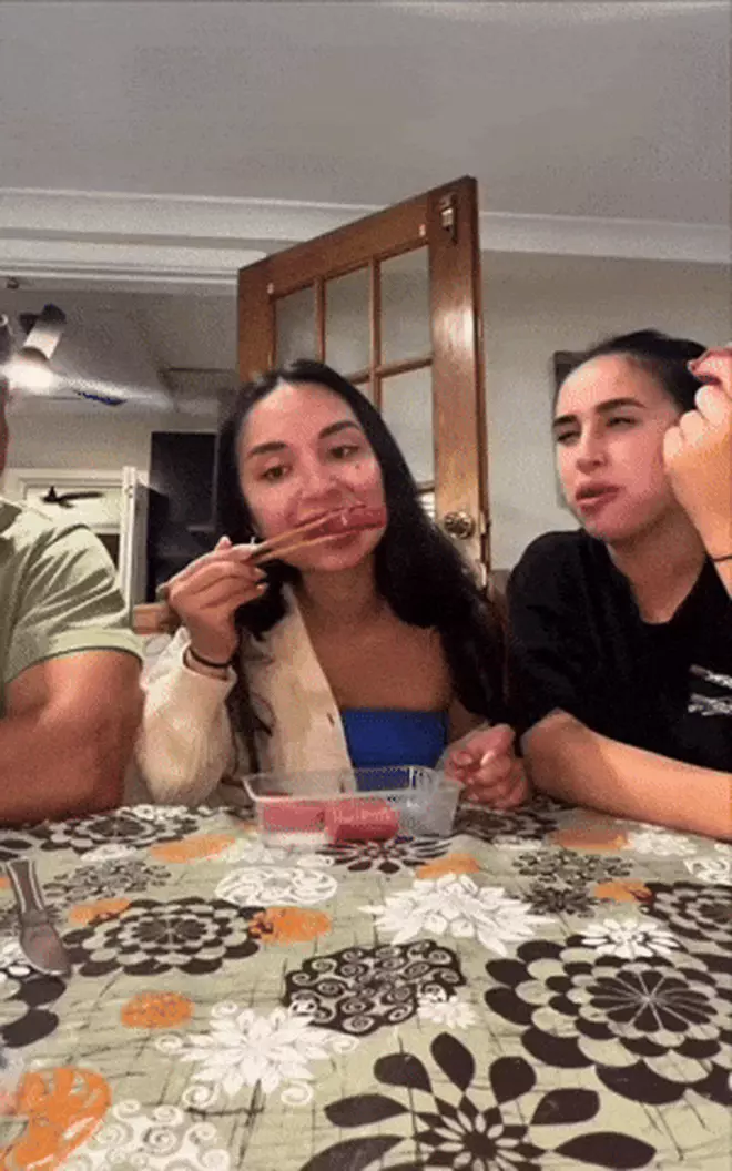  Nem chua gây sốt toàn cầu, thực khách quốc tế thi nhau mukbang