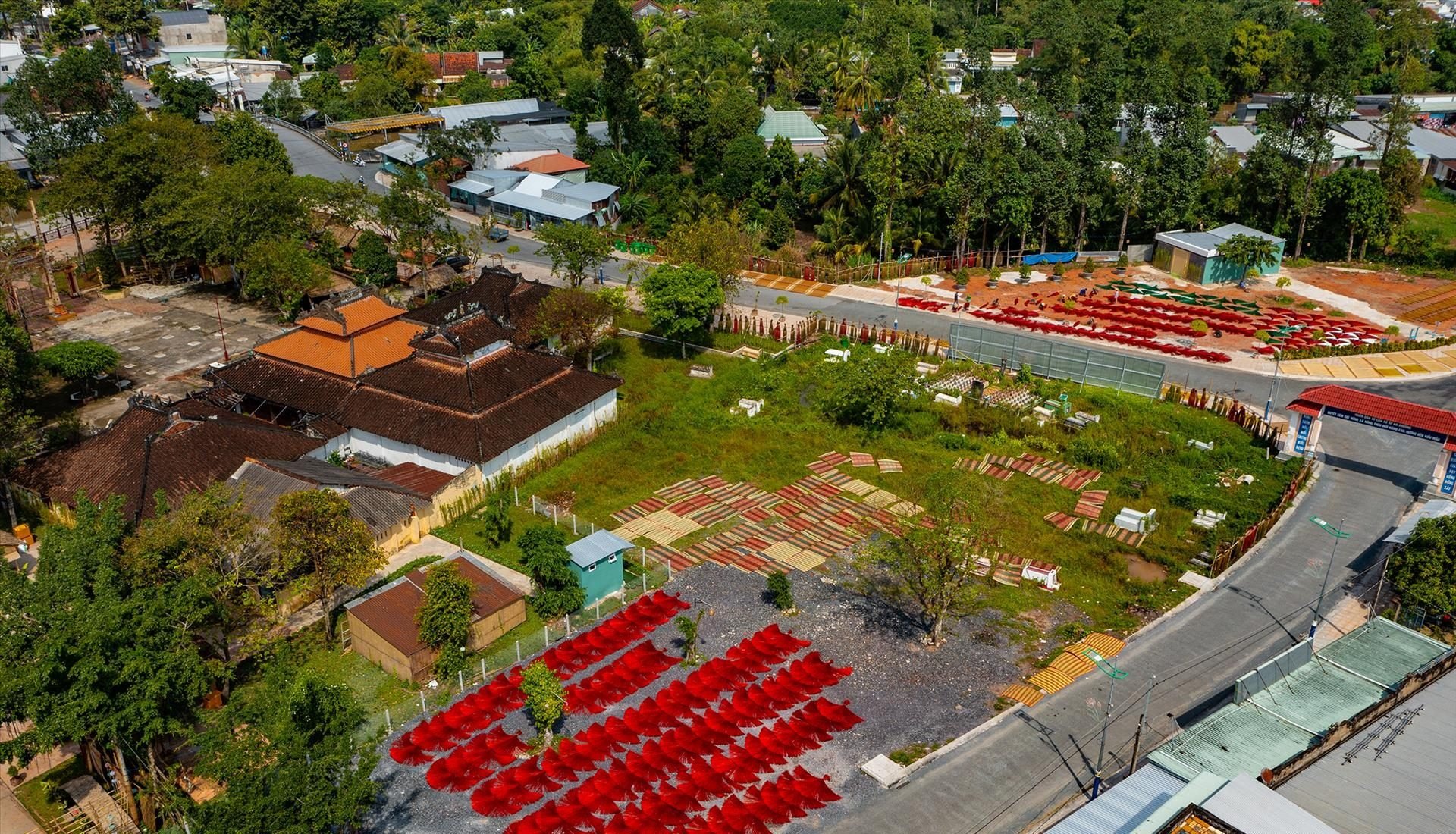 Nơi sợi lát phơi dưới nắng vàng rực rỡ, khởi đầu cho hành trình làm ra những tấm chiếu chất lượng. 