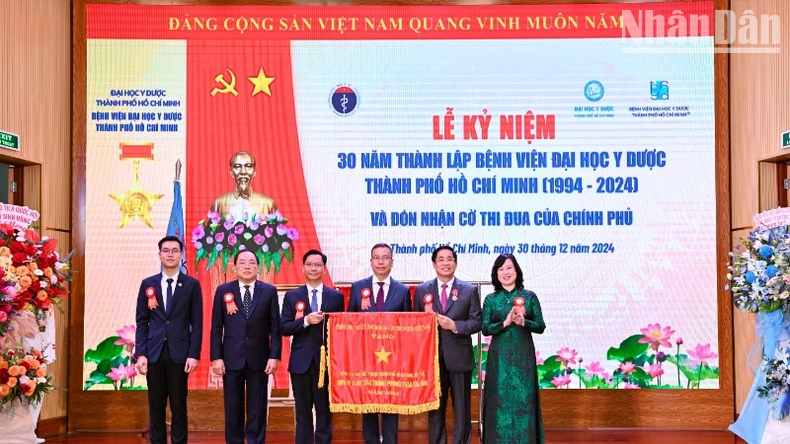 Đồng chí Đào Hồng Lan, Ủy viên Ban chấp hành Trung ương Đảng, Bí thư Ban cán sự Đảng, Bộ trưởng Y tế trao Cờ thi đua của Chính phủ cho Bệnh viện vì đã hoàn thành xuất sắc, toàn diện nhiệm vụ công tác, dẫn đầu phong trào thi đua yêu nước của Bộ Y tế năm 2023.