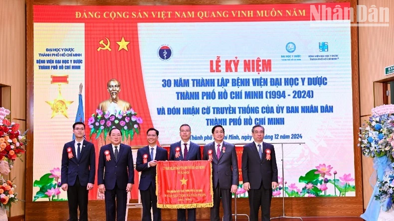 Đồng chí Nguyễn Phước Lộc, Phó Bí thư Thành ủyThành phố Hồ Chí Minh , Chủ tịch Mặt trận Tổ quốc Việt Nam Thành phố Hồ Chí Minh trao Cờ Truyền thống của Ủy ban nhân dân Thành phố Hồ Chí Minh cho Bệnh viện vì đã có thành tích trong công tác liên tục nhiều năm nhân kỷ niệm 30 năm thành lập Bệnh viện (1994-2024).