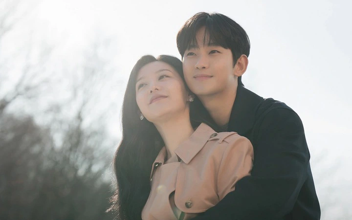  Kim Soo Hyun diện trang phục gợi nhắc “Queen of Tears” tại AAA 2024