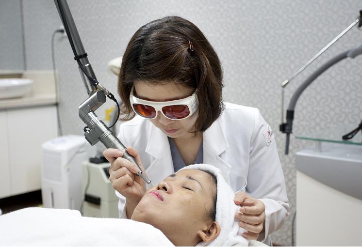 Laser giúp tái tạo làn da mịn màng và săn chắc hơn chỉ sau vài buổi điều trị.