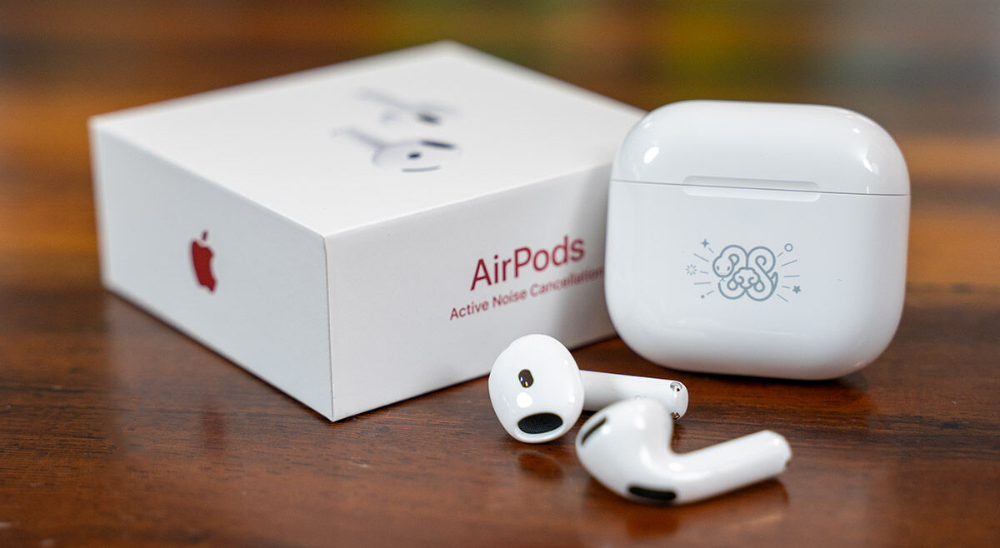 Dù giữ nguyên các tính năng như phiên bản tiêu chuẩn, AirPods 4 phiên bản năm Tỵ vẫn tạo được sức hút đặc biệt nhờ thiết kế độc quyền