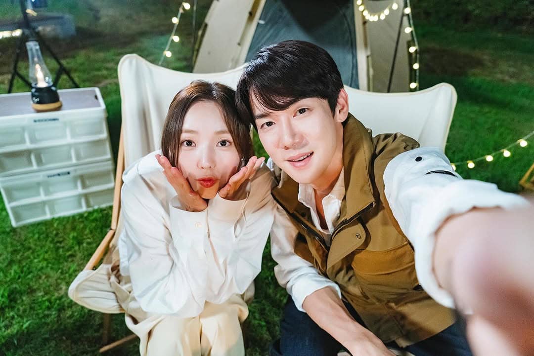 Truyền thông Hàn Quốc nhận định rằng mối quan hệ của Yoo Yeon Seok và Chae Soo Bin đang ở mức “phim giả tình thật”.