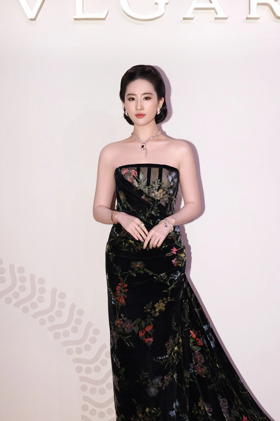 Diễn viên Trung Quốc Lưu Diệc Phi diện đầm dòng Haute Couture ​​​của Elie Saab.