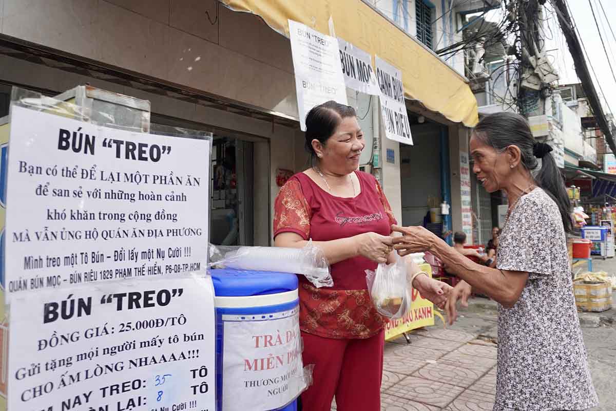 mô hình “bún treo” ở quận 8 cũng là nét độc đáo đầy nhân văn.