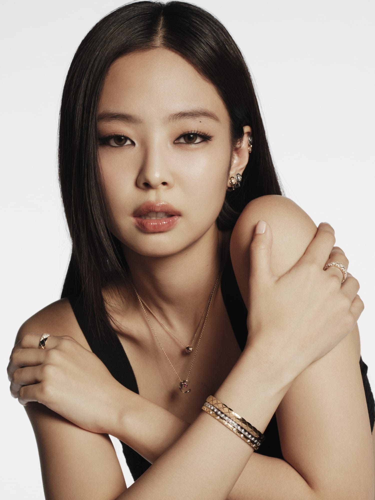 sự góp mặt của Jennie (BLACKPINK), không chỉ đơn thuần là màn trình diễn thời trang mà còn là hành trình tôn vinh vẻ đẹp vượt thời gian.