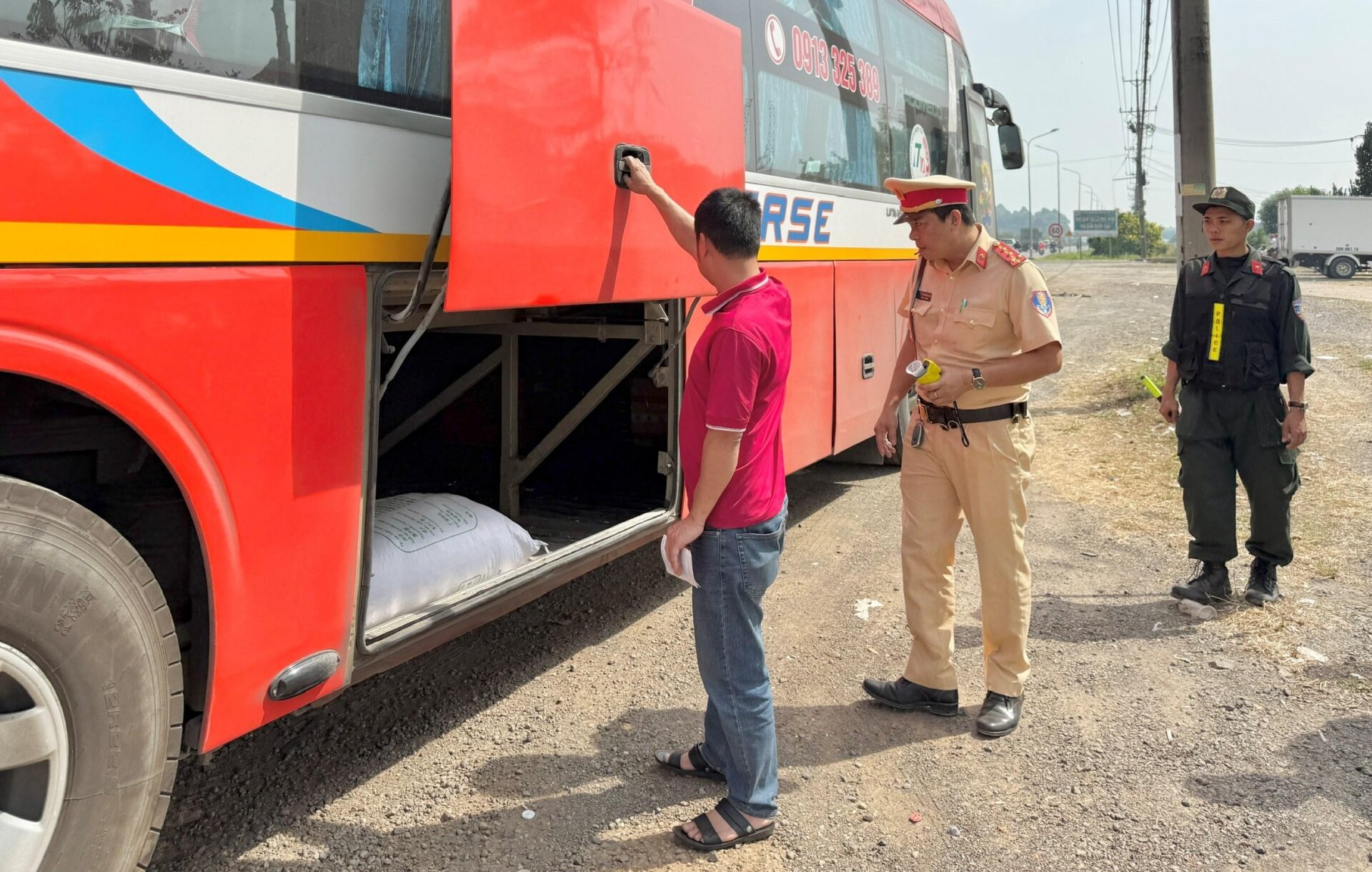 CSGT Đồng Nai kiểm tra kỹ lưỡng các phương tiện vận tải trên tuyến quốc lộ, đảm bảo an toàn giao thông và hạn chế rủi ro trong dịp Tết Nguyên Đán.