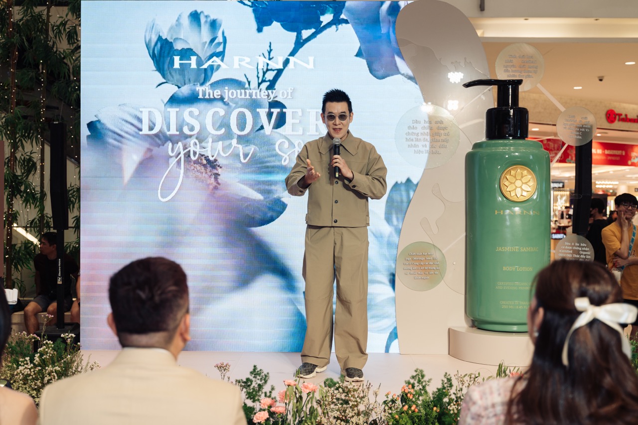 Mr. Sunchai – CEO HARNN Thái Lan gửi lời cảm ơn và giới thiệu về body lotion của thương hiệu.