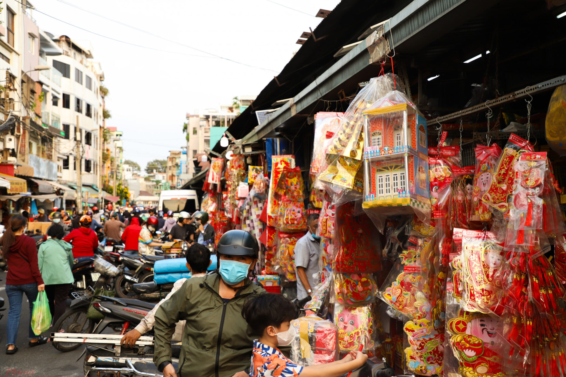 Nơi đây đặc biệt đông đúc khi người dân ghé mua sắm chuẩn bị lễ cúng tiễn ông Táo về trời.