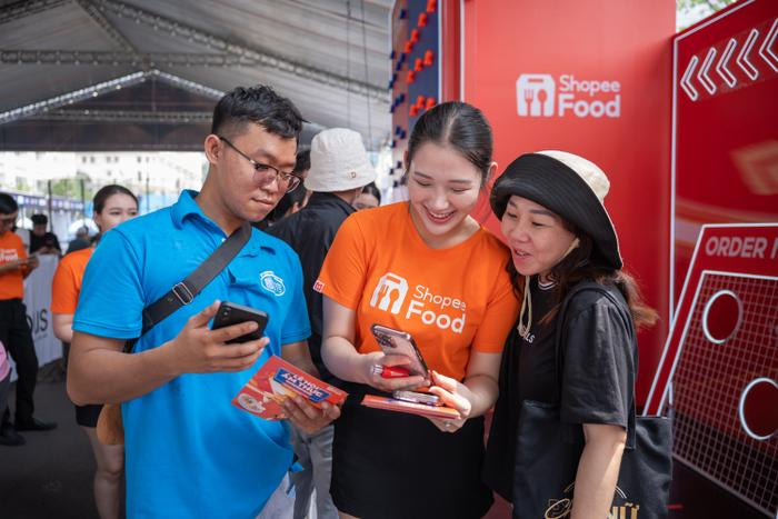  Giới trẻ đua nhau check in cùng biển quảng cáo Shopee Food