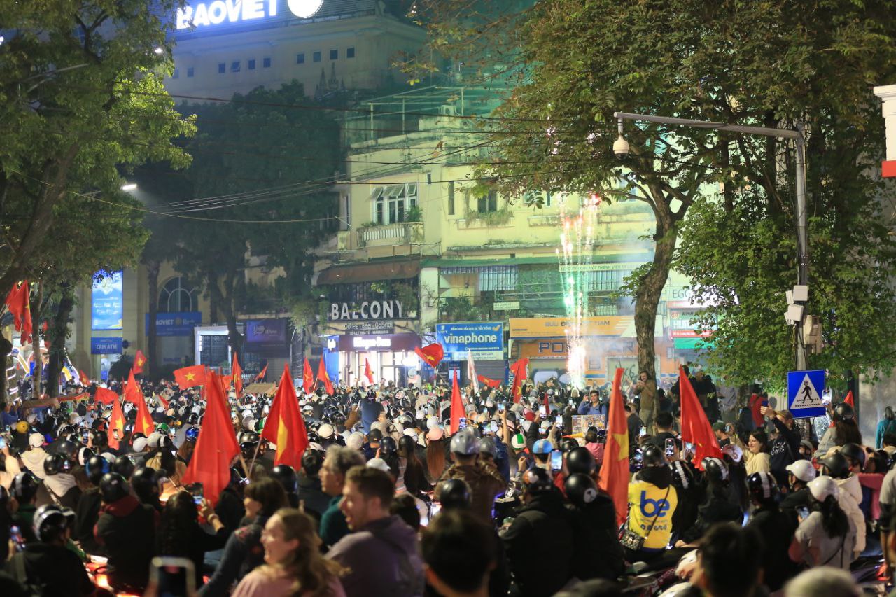 Tiếng kèn vuvuzela, tiếng hô vang "Việt Nam vô địch" hòa cùng tiếng trống và âm thanh gõ nồi, chảo tạo nên một bản hòa ca sôi động.