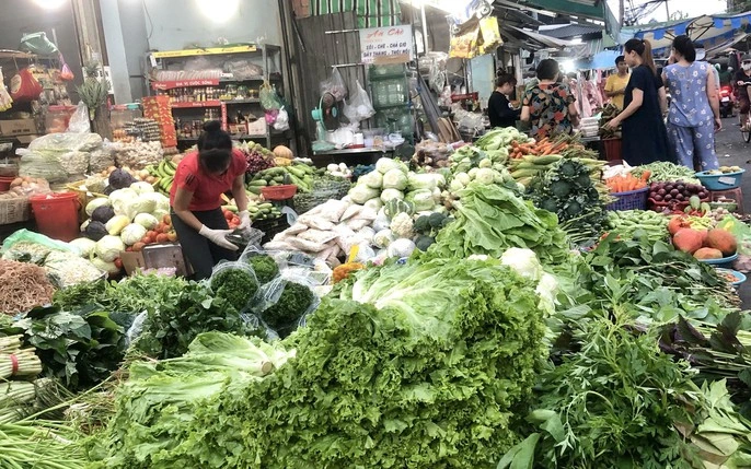  Giá rau thơm tăng cao dịp Tết, quán ăn Hà Nội ‘đau đầu’ giữ chân khách hàng