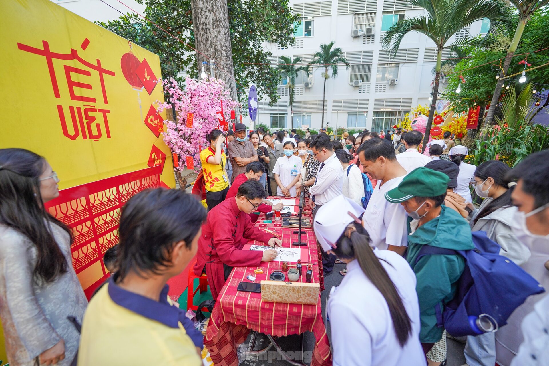  Đường hoa xuân tại Bệnh viện Chợ Rẫy lan tỏa yêu thương mùa Tết