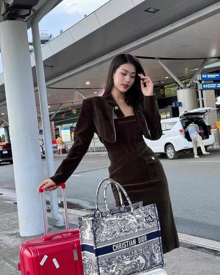 Những mẫu túi xách hàng hiệu từ các thương hiệu đình đám như Louis Vuitton, Dior hay Chanel thường xuyên xuất hiện trong các bản phối.