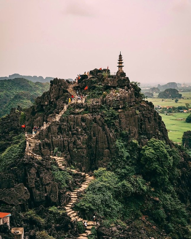 Màu xanh của cỏ cây cùng không khí se lạnh đầu năm tạo nên cảm giác thanh bình, nhẹ nhàng nhưng không kém phần thơ mộng.