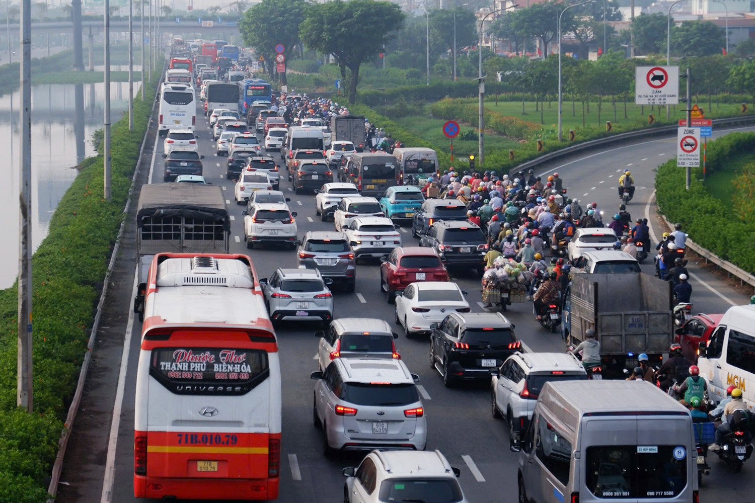 Từ sáng sớm, quốc lộ 1 qua huyện Bình Chánh đã "đầy ắp" các loại phương tiện