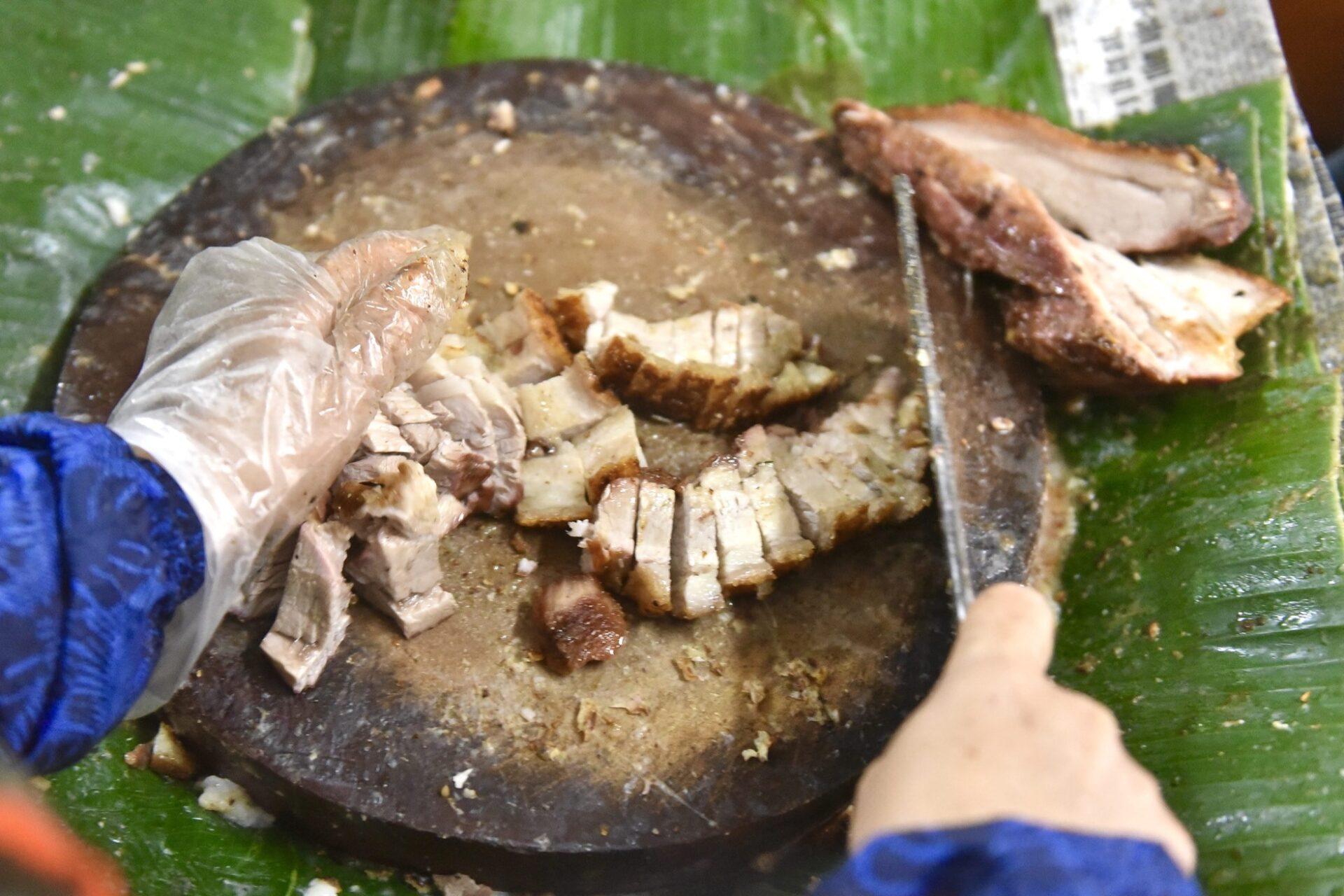  Thịt heo quay “cháy hàng” dù giá tăng cao trong ngày vía Thần Tài