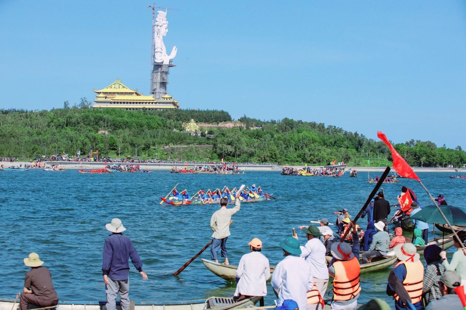 Dù chưa hoàn thiện hoàn toàn, ngôi chùa vẫn trở thành điểm đến quen thuộc của người dân Quảng Ngãi mỗi dịp đầu xuân.