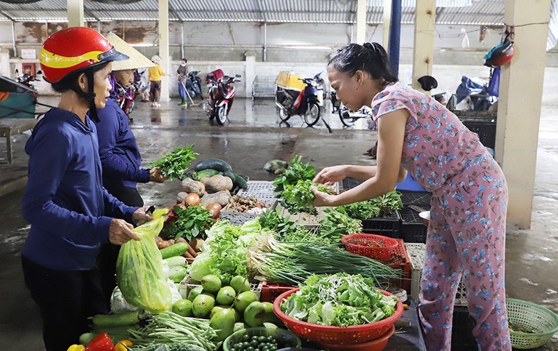 Mặc dù sức mua đã tăng trở lại sau Tết, nhưng giá thực phẩm vẫn duy trì ở mức thấp do nguồn cung ổn định.