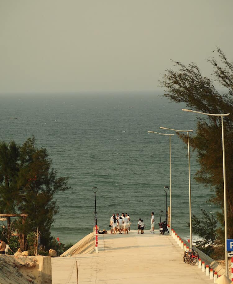 Vẻ đẹp hoang sơ khiến biển Tân An thành "nàng thơ" của dân mê xê dịch.