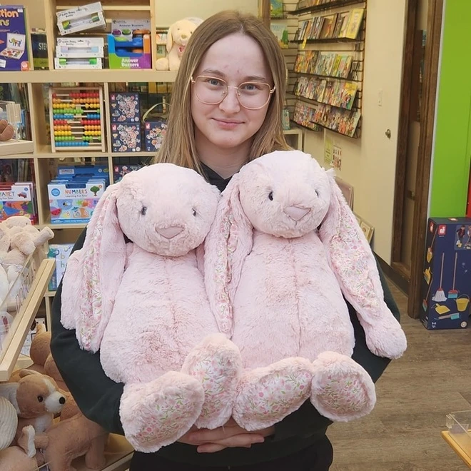 Gen Z và trào lưu săn lùng thú nhồi bông Jellycat.