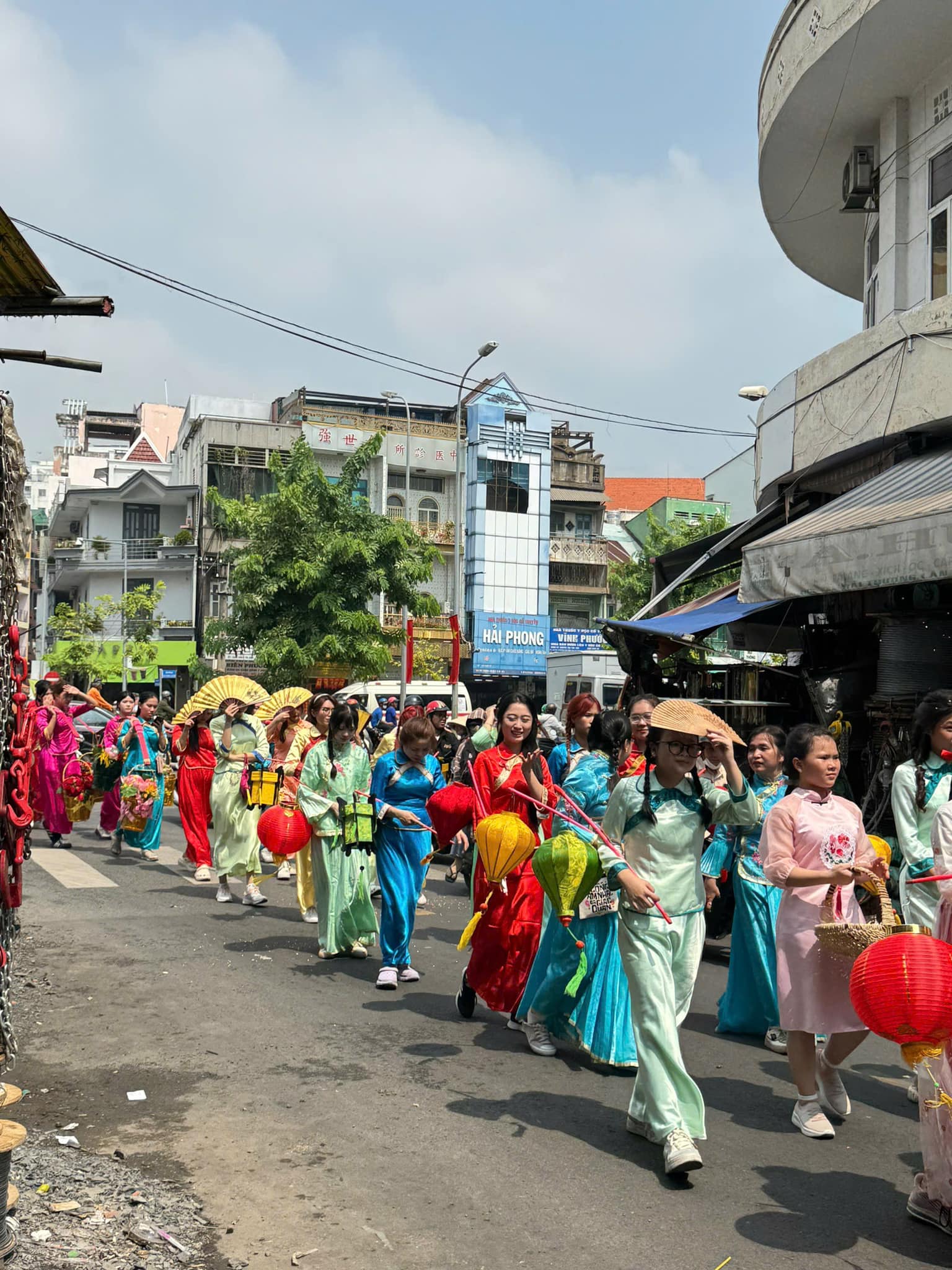 Dòng người vẫn không ngừng đổ về Quận 5, tận hưởng không khí rộn ràng của ngày hội lớn..( Nguồn ảnh: Internet)