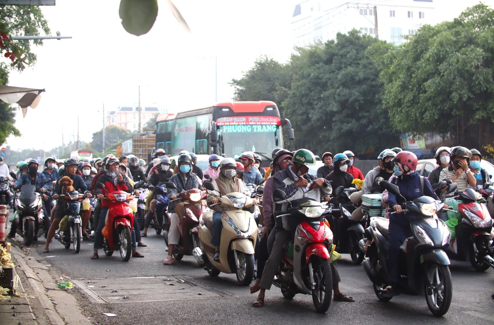 Phần lớn người lao động quay lại thành phố để kịp bắt đầu làm việc vào mùng 6.