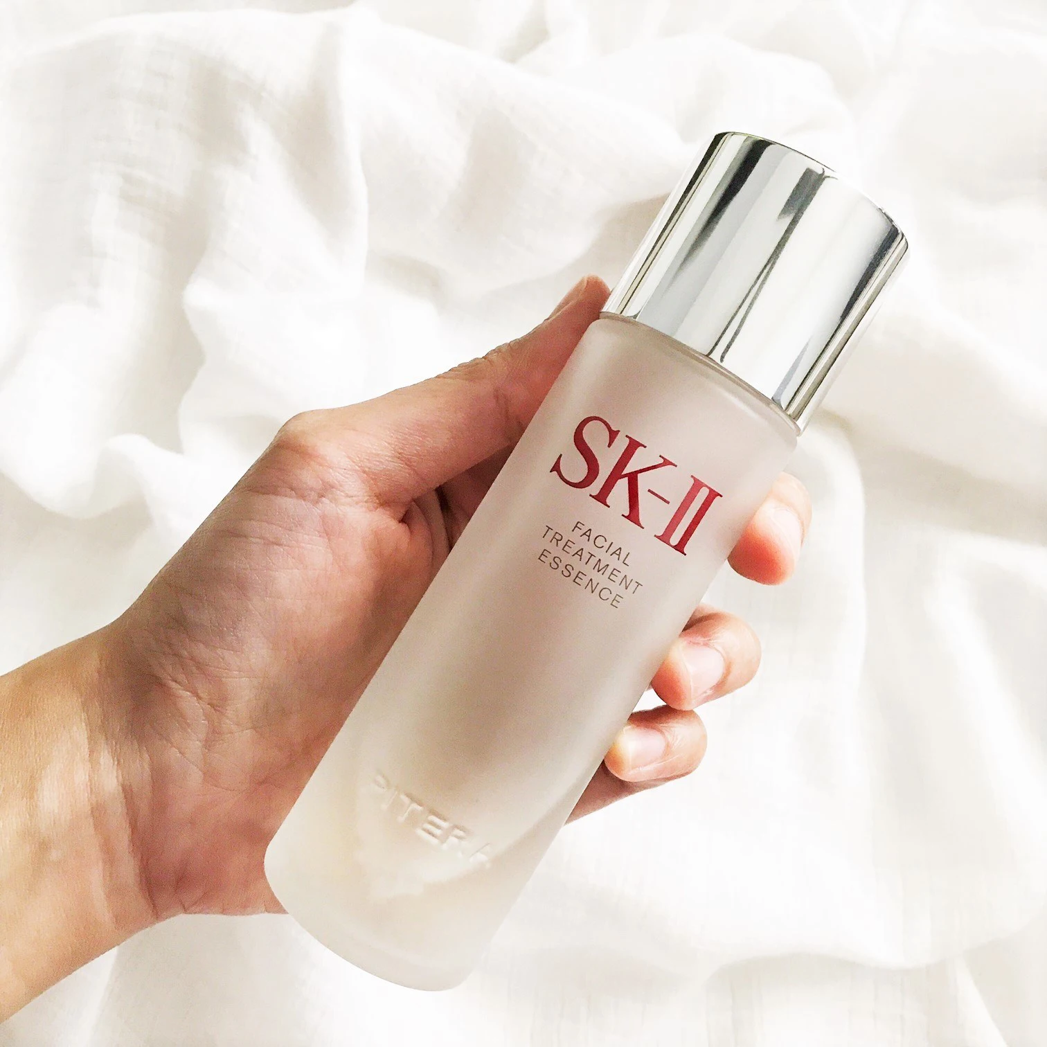  Nước thần SK-II giúp Triệu Lộ Tư và Hoa hậu Tiểu Vy duy trì làn da căng mướt