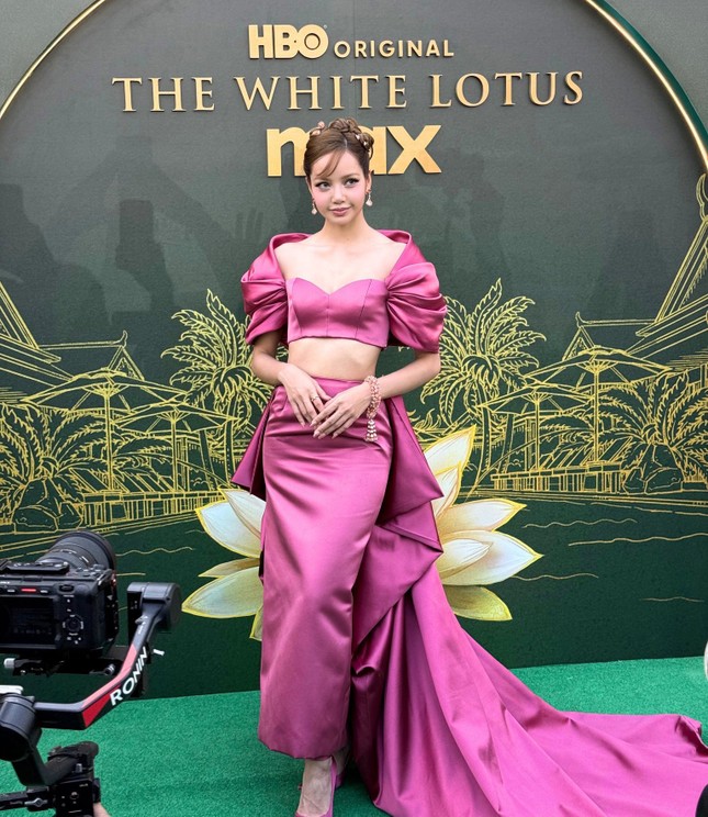  Lisa và tạo hình gây tranh cãi tại sự kiện The White Lotus Bangkok