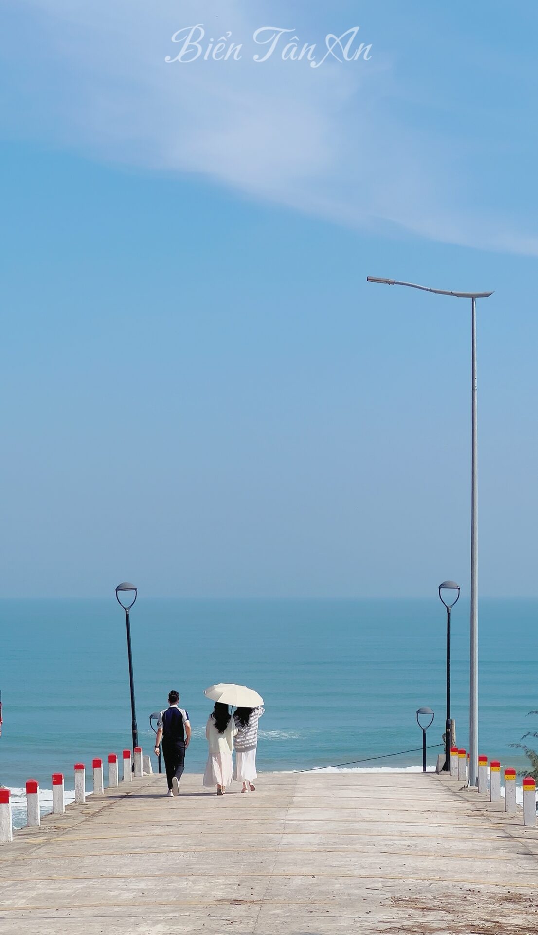 Vẻ đẹp hoang sơ của biển Tân An khiến giới trẻ mê mẩn.