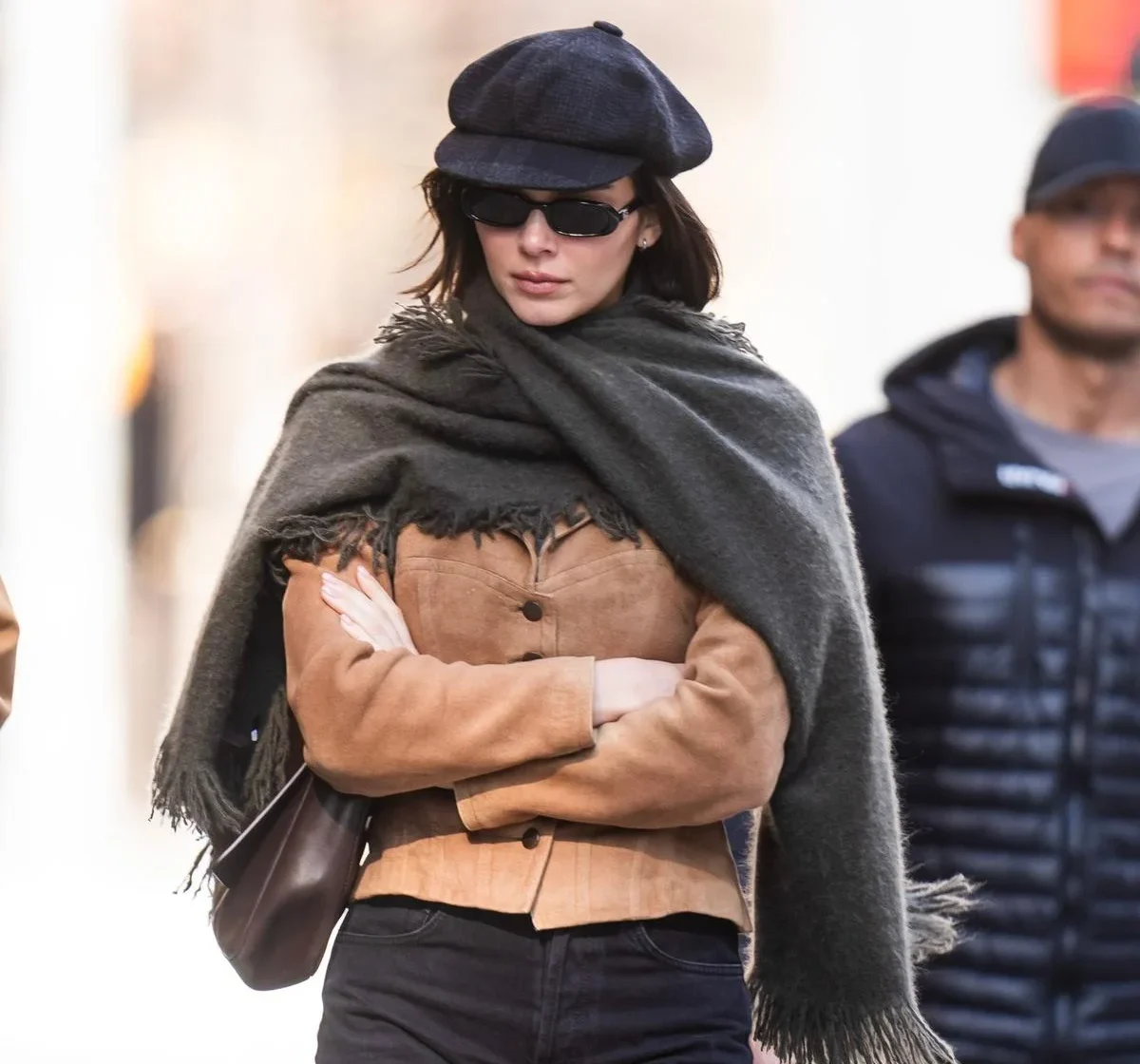  Kendall Jenner biến mũ newsboy thành biểu tượng phong cách 2025