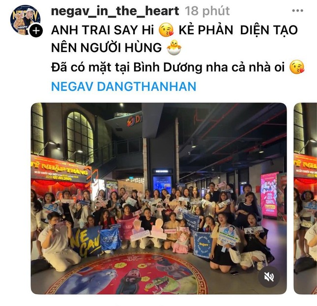 Người hâm mộ liên tục check-in cùng photobooth, chuẩn bị banner, card bo góc, lightstick để khuấy động không khí.