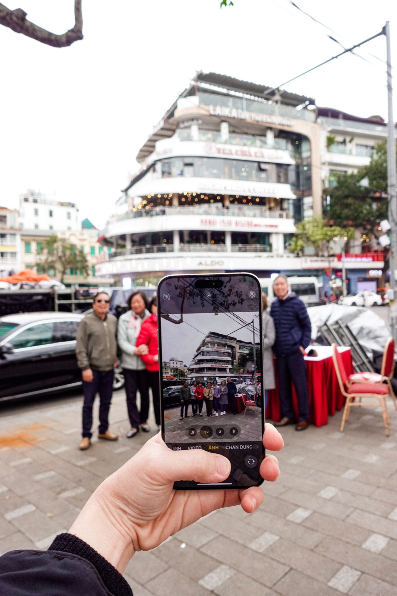  Người dân Hà Nội tranh thủ “check-in” toà nhà Hàm Cá Mập trước ngày bị phá bỏ