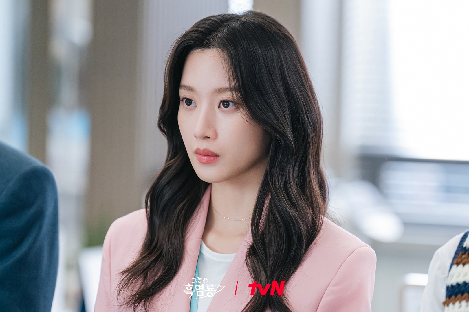 Moon Ga Young dễ dàng thu hút mọi ánh nhìn.